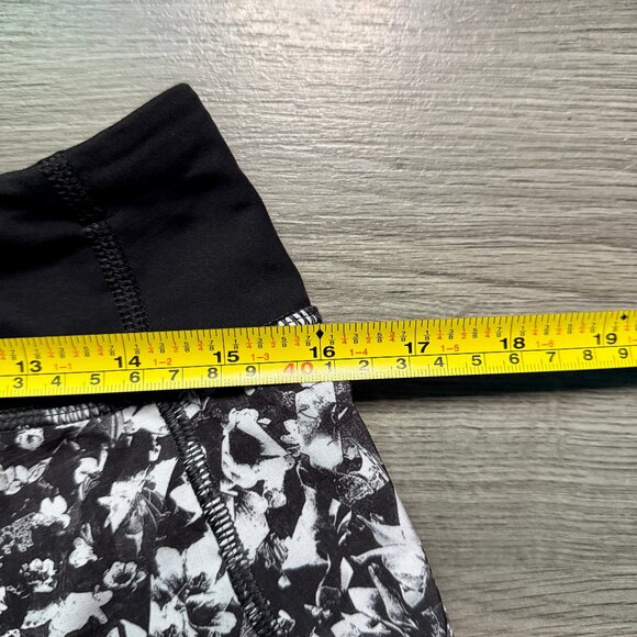 Lululemon Women's Speed Short 4-way Stretch 2.5" - Black/White Floral - Picture 8 of 10
